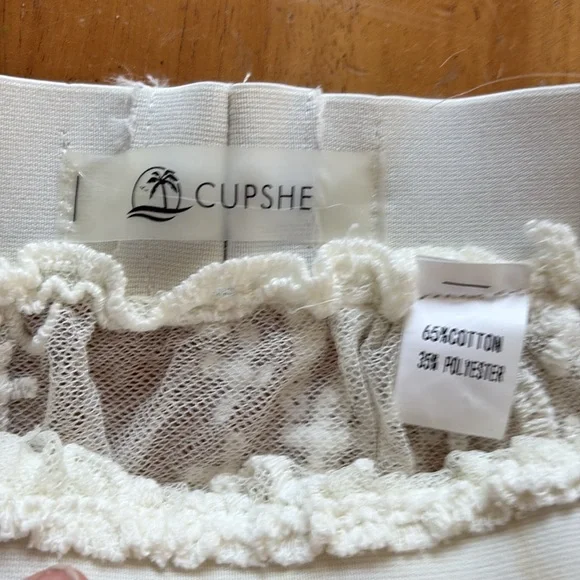 CUPSHE Sheer lace skirt/ beach cover - Picture 3 of 4